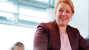 Bundesfamilienministerin franziska giffey (spd) scheint nicht zur ruhe zu kommen. Franziska Giffey Familienministerin Kann Doktortitel Behalten