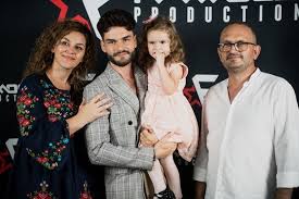 Din fericire artistii nu au avut parte de niciun. Edward Sanda Imagine Cu Familia Cum AratÄƒ Socrii Cleopatrei Stratan
