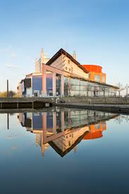 Göteborgsoperan som speglar sig i vattnet