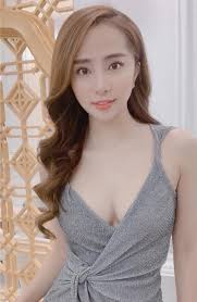 Quỳnh Nga chuộng mặc hở từ phim đến đời thường