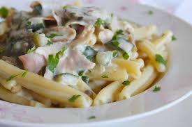 Casarecce Con Panna Funghi Zucchine E Prosciutto Cotto Ricetta Primi Piatti Ricette Ricette Con Funghi