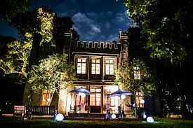 Praedium nobilium sive equestrium) war ein besitz, mit dem durch gesetz oder gewohnheitsrecht vorrechte des eigentümers, insbesondere steuerbefreiungen, die kanzleifähigkeit und die landtagsfähigkeit, verbunden waren. Rittergut Orr Mieten Wunderschones Herrenhaus In Koln Mit Park