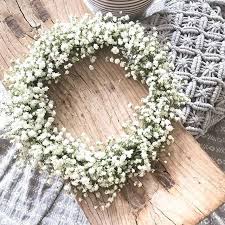 Schleierkraut Ist Der Allrounder Unter Den Blumen Ob In Straussen Solo In Der Vase Oder Wie Hier Als Kranz Gebun Gruner Kranz Hochzeit Fotowande Blumen Online
