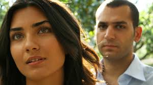 Tuba büyüküstün'ün özellikle geçen sezon asi dizisinin antakya'daki setinde, başta yönetmen cevdet mercan olmak üzere oyuncu ve set ekibiyle gerginlik yaşayınca sık sık bayıldığı belirtildi. Asi 1 Bolum