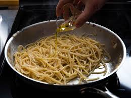 Ricetta spaghetti aglio, olio e peperoncino: Aglio E Olio The One Pasta Sauce You Absolutely Must Know