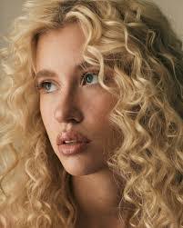 Sian Moss's Instagram, Twitter & Facebook