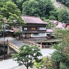 おはようございます優しい朝日が青空から届く晴れの会津です今日もミンミン君ノ声が山々に響いています8月下旬になって沢山聞こえるようになった気がしますがズレていませんか子供のころは上旬にセミ取りをしていたような japantrip visitjapan japan house styles
