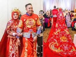 Pakaian tradisional kaum cina cheongsam samfoo cheongsam ini dipakai oleh wanita berketurunan cina dipakai untuk majlis perkahwinan atau perayaan daripada kain. Mempelai Campuran Pilih Pakaian Tradisional Cina