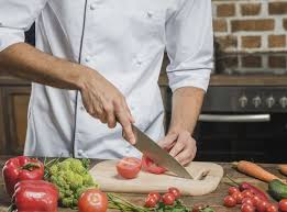 Mano Del Chef Cortando El Tomate Maduro En Rodajas En Tajadera Foto Gratis Chef Comida Rodajas