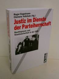 Amazon.com: Justiz im Dienste der Parteiherrschaft. Rechtspraxis und  Staatssicherheit in der DDR: 9783861531845: Roger Engelmann, Clemens  Vollnhals: ספרים