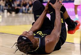 Jimmy Butler d&iacute;nh chấn thương đầu gối gh&ecirc; rợn, Golden State "n&iacute;n thở" mong  chờ tin tốt