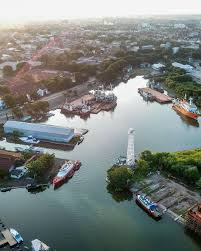 Selamat sore dari Pelabuhan Cirebon ⛵️ . Siapa yang tinggal atau punya  kenangan di kota ini? 🦐 . --- 🎥: @firmanm05 . . #infojawabarat  #explorejawabarat #jabar #jawabarat #bandung #bogor #garut #majalengka  #cianjur #