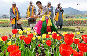 Wondering what is the best time to visit kashmir? Kashmiri Life Asia S Largest Tulip Fest Starts From 1st April In Jammu And Kashmir