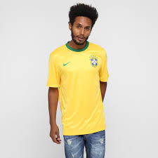 A seleção brasileira de futebol é o time nacional do brasil de futebol masculino, gerido pela confederação brasileira de futebol (cbf), que representa o país nas competições de futebol organizadas pela conmebol e pela fifa. Camiseta Selecao Brasil Nike 2014 Torcedor Masculina Amarelo E Verde