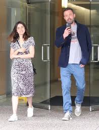 Βραβευμένες ταινίες και με τη βούλα. O Mpen Aflek Einai Zeygari Me To Neo Koritsi Toy Tzeims Mpont Thn Koyklara Ana Nte Armas Eikones Zwh Iefimerida Gr