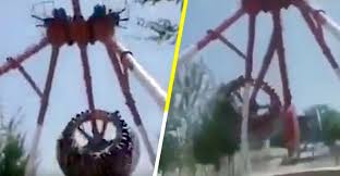 Refers to person, place, thing, quality, etc.: Captan En Video El Momento Exacto En El Que Un Juego Mecanico Se Parte En Dos