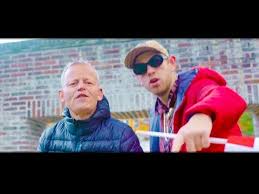 Ulla / hey, det var en sommerdag og luften den var varm / du stod bag disken, og ja, ulla var dit navn / du ramte midt i som en eksplosion / jeg' sikker på du ska' være min kone Albert Dyrlund Popular Songs Popnable