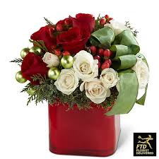 The Ftd Merry Bright Bouquet Christmas Flowers Christmas Flower Arrangements Christmas Floral Arrangements