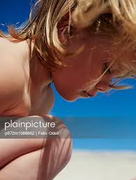 plainpicture - plainpicture p972m1088662 - Kleines Mädchen am Strand -  plainpicture/Linkimage/Felix Odell