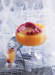 Punch De Zombie Mains Et Doigts Ensanglantes Punch Et Glacons Ricardo Recipe Creepy Halloween Food Creative Halloween Recipes Halloween Cocktails