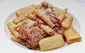 La pasta alla genovese è uno dei piatti tipici della tradizione napoletana; Ricetta Rigatoni Alla Genovese Il Primo Piatto Napoletano Semplice E Corposo Dissapore