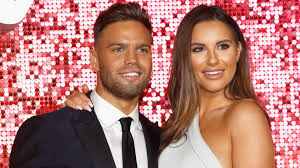It's still way too early to know who will be heading into the villa, but what we do know itv2 are looking for vibrant singles from across the uk who are searching for love! Uberraschend Verlobung Bei Love Island Paar Jessi Dom Promiflash De