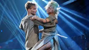 Ihrem tanzpartner vadim garbuzov verdankt kathrin menzinger aber nicht nur ihren erfolg: Let S Dance 2017 Kathrin Menzinger Und Vadim Garbuzov Bewegen Mit Ihrem Tanz I Am A Refugee