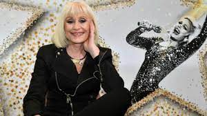 Raffaella carrà, una delle più grandi showgirl italiane, è morta all'età di 78 anni, dopo una malattia raffaella carrà — il cui vero nome era raffaella maria roberta pelloni — era nata a bologna il 18. Raffaella Carra Dolore Dei Familiari I Nipoti Figli Rompono Il Silenzio