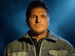 Zak faking us out. He can't play the piano 😂 👀 I spy Gracie though!