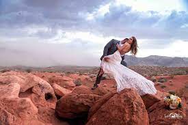 Romantic Valley Of Fire Sunset Wedding Near Las Vegas Valleyoffire Wedding Desertwedding L Valley Of Fire Las Vegas Wedding Photographers Las Vegas Valley