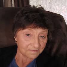 Mi hermana hizo esta cama de madera tallada, pero nadie aprecia su trabajo.  🥰👌💖