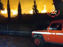 In calabria è ancora emergenza incendi: Eghxx9k6x5ltjm