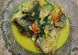 Selanjutnya mencampur bumbu halus dengan santan dan ikan, aduk hingga rata lalu diamkan selama 15 menit Resep Ikan Patin Bumbu Kuning Kemangi Oleh Febriani Prawati Cookpad