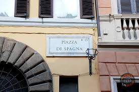 L'unità immobiliare è ubicata al secondo piano di un caratteristico stabile del '700 privo di ascensore. Piazza Di Spagna Roma Romainweb Com