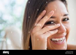 donna che scruta Foto stock