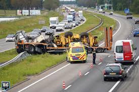 Een auto botste in volle vaart achterop een vrachtwagen. Ongeval Met Vrachtwagen Op A2