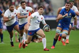 Os jogadores enviam algumas bolas. Franca Convoca 31 Jogadores Para Six Nations E Nations Cup Portal Do Rugby