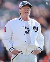 El propietario de los Raiders de Las Vegas, Mark Davis, ha aceptado en  principio vender el 15 por ciento de la franquicia, según una fuente de la  liga. Davis seguirá siendo el