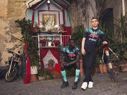 Anche dries mertens, tra i vari, ha reagito con un mi piace all'immagine della divisa kombat pro 2021 marcelo burlon. 5vthi4hoa8sovm