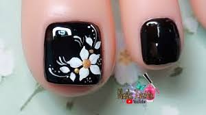 Diseño de uñas para pies. Diseno De Unas Para Pies Flor Blanco Y Negro Muy Facil