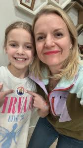 Keri Hansen's Instagram, Twitter & Facebook