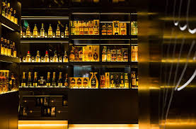 The Whisky Shop Manchester Lighting Design By Office Of Light Moveis Planejados Moveis Adega