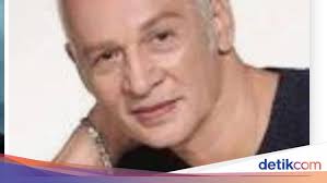 Bersama Roy Marten, Robby Sugara adalah Bintang Era 80'an