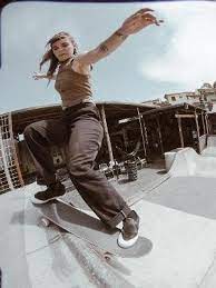 Her birthday, what she did before fame, her family life, fun trivia facts she began skating late in the game at seventeen. Karen Jonz Amarrava Os Peitos Com Faixa Para Pensarem Que Eu Era Homem 28 10 2019 Uol Esporte