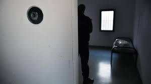 Le mandat de dépôt est un acte juridique qui émane du juge qui demande à un directeur de prison d'accueillir immédiatement un suspect ou un personne la justice possède son propre vocabulaire et on se demande souvent ce que veut dire un mandat de dépôt ou qu'est ce qu'un mandat de dépôt. Prison De Longuenesse Trois Mois D Incarceration Pour Un Detenu Qui A Agresse Des Gardiens