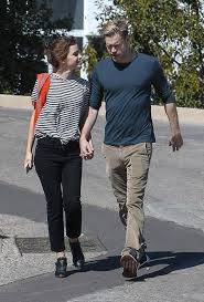 Ele também teve um pequeno caso amoroso com ashley benson , taylor swift e a atriz dianna agron (com quem fez par romântico em glee ). Emma Watson E Chord Overstreet Emma Watson Italian Army Facebook