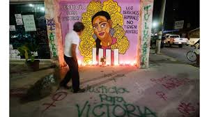 Activistas marcharon este domingo, en protesta por la muerte de una mujer, quien perdió la vida el sábado, tras sometida por policías municipales de tulum; Edjr4yve30z9qm
