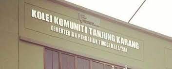 Dilahirkan pada 8 februari di istana tia tangga alor setar yang lebih dikenali sebagai istana pelamin. Kolej Komuniti Tanjung Karang Malaybodi