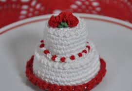Deliziose riproduzioni in miniatura delle classiche torte nuziali, piccole opere d'arte ricoperte in pasta di zucchero personalizzabili in tutte le forme e i colori, le mini wedding cake rappresentano l'ultima moda in fatto di segnaposto e bomboniere per il matrimonio. Segnaposto Matrimonio Mini Wedding Cake Alluncinetto It