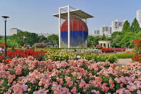 Beberapa yang paling terkenal adalah di kompleks bunga yuchae dan taman olahraga namji. Tempat Melepas Penat Kunjungi 5 Taman Di Seoul Korea Selatan Ini